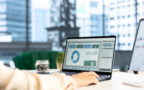 Comparison chart showing Xero, QuickBooks, and Sage software dashboards